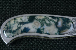 "Izar" linerlock folding knife, reverse side view, handle inlay detail. handle scales are Indian green moss agate, with fascinating patterns and forms in agate with crystalline and milky cryptocrystalline quartz
