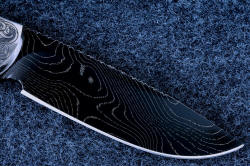 "Thuban" 5 power enlargement of reverse side blade. The pattern welded high contrast damascus is 1095 and nickel