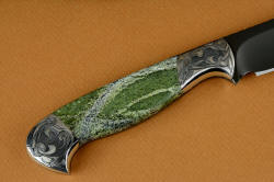 "Vulpecula" reverse side handle detail. Lines of gemstone are reflected in the hand-engraved bolster pattern
