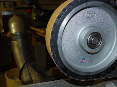 Belt grinder serrated contact wheel
