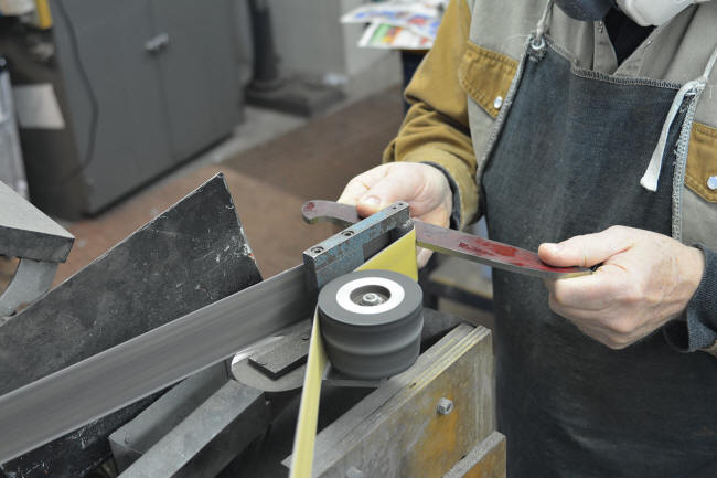 Profiling a knife blade, finger groove on horizontal belt grinder