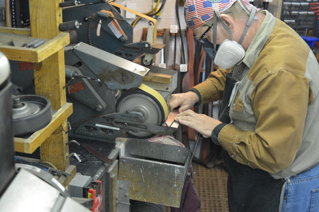 Profiling a knife blade on a belt grinder